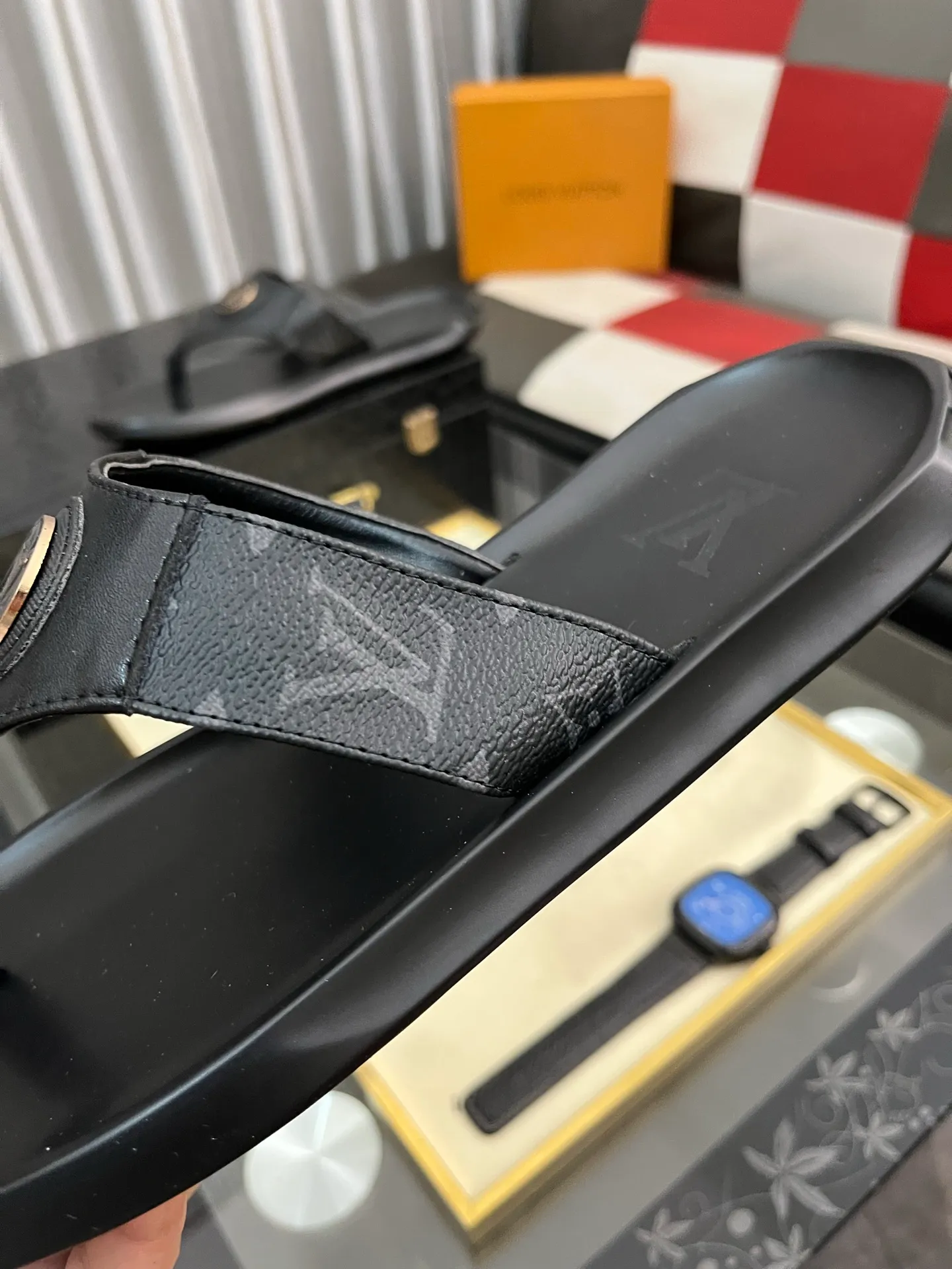 Men's shoes 💰260⌚️⌚️lv-Louis Vuitton) new men's sandals, high-end boutique, exquisite embossed logo decoration on the upper, fine workmanship, super soft soles, casual, loose and comfortable, a must-have in summer! \nsize: 38-443️⃣Colors available